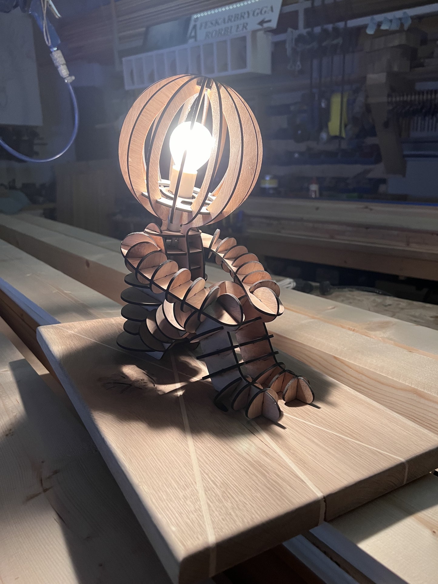 Trefjøla®'s Sittende lampe TRE