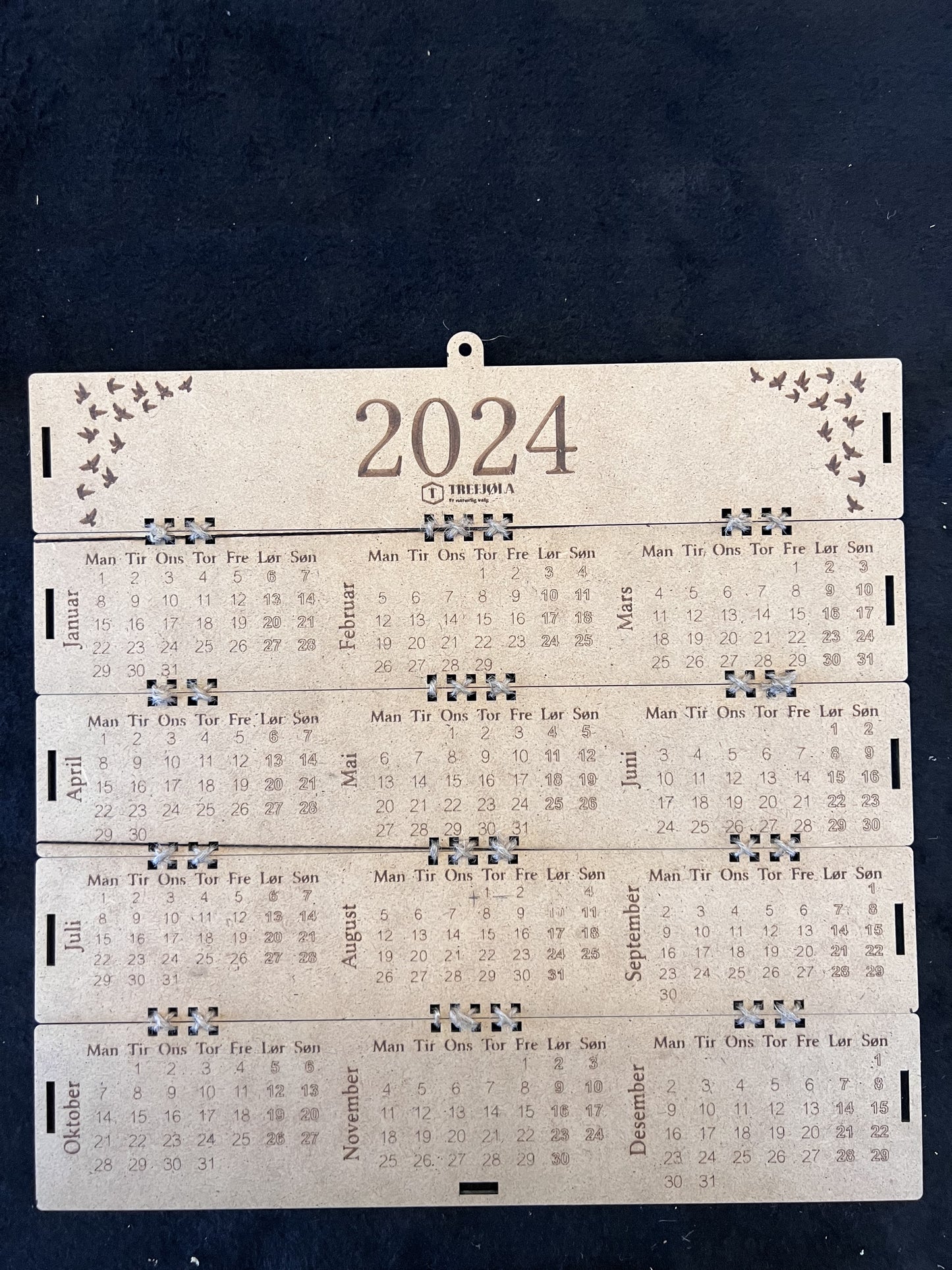 Gaveeske i Mdf med Kalender for 2024.